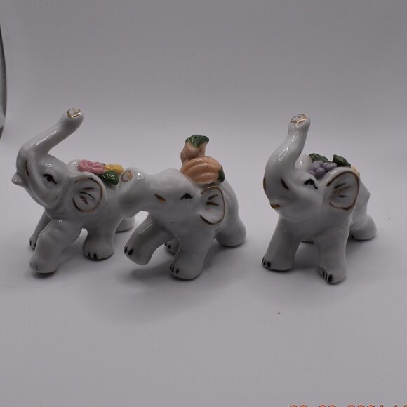 3 White Ceramic Elephants Carrying Flowers - Picture 2 of 8